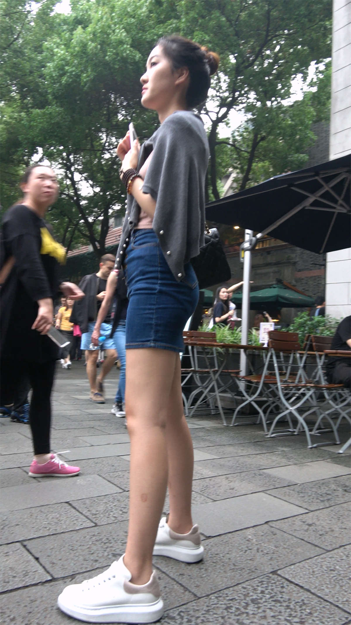 图片[2]-街拍丸子头紧身牛仔裙有范的美女姐姐-日更街拍