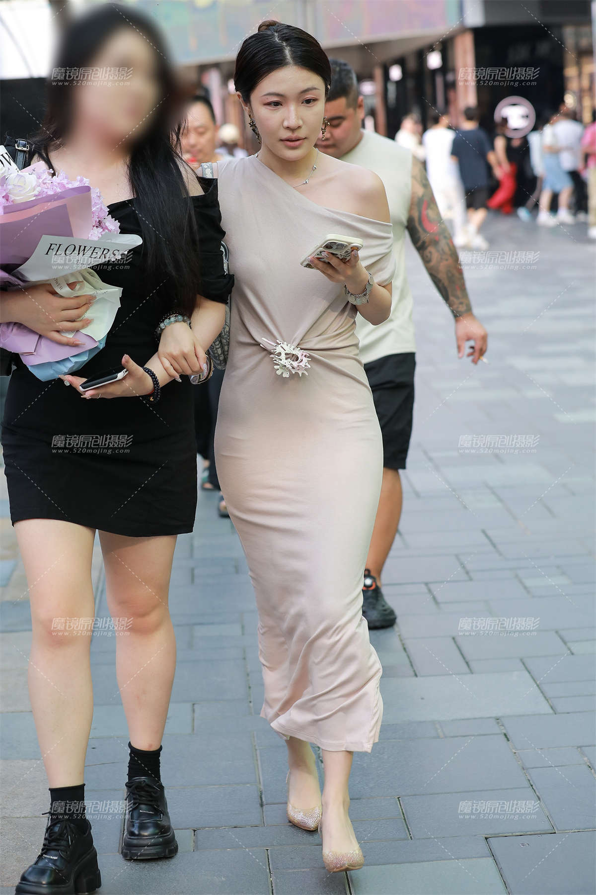 图片[2]-肉色紧身包臀裙美女-日更街拍