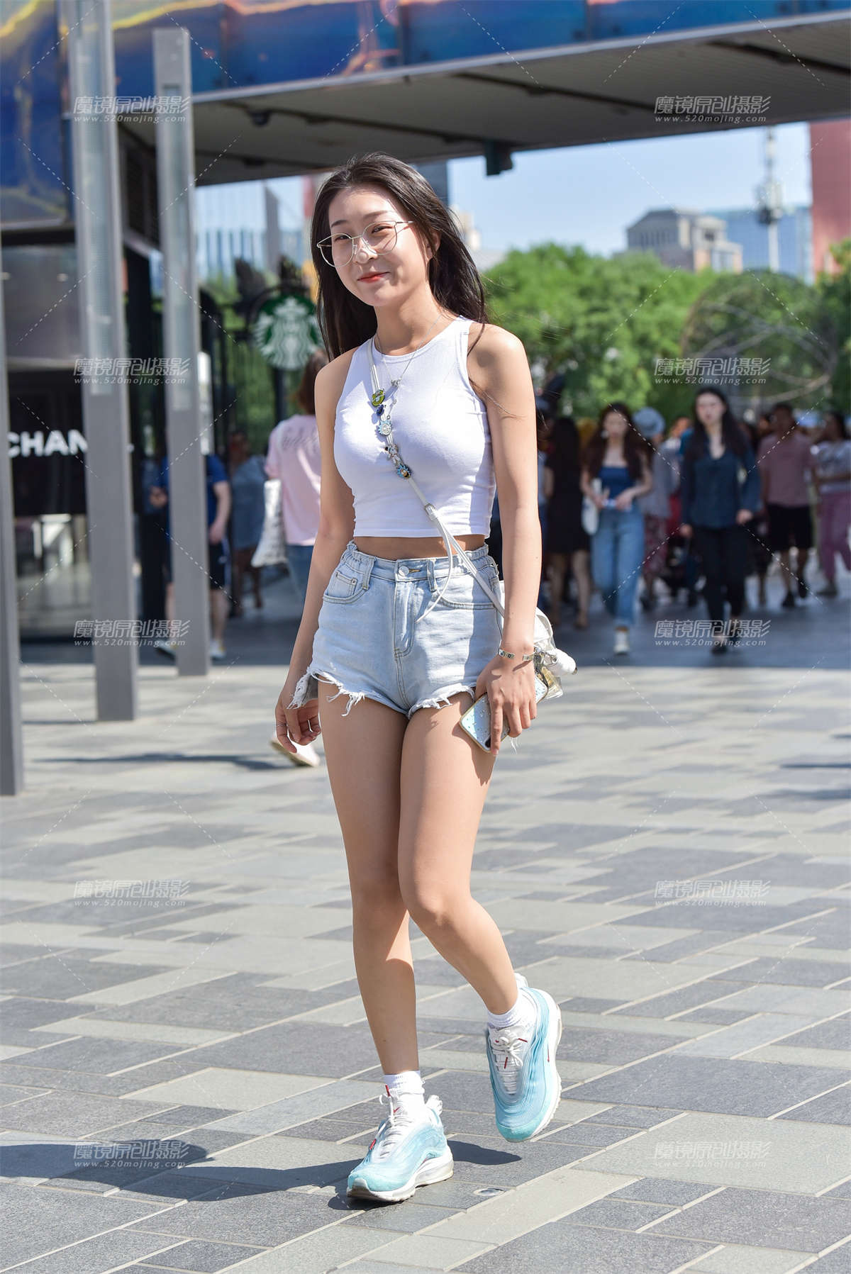 【赛德克赛帖】烈日下的背心热裤小妹-日更街拍