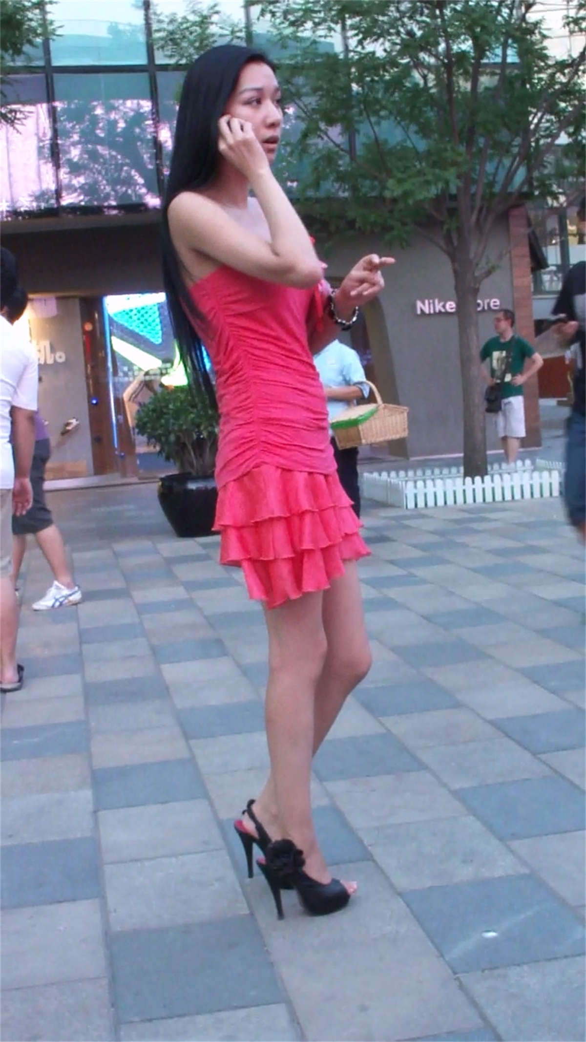 图片[2]-街拍性感红色吊带短裙美女-日更街拍