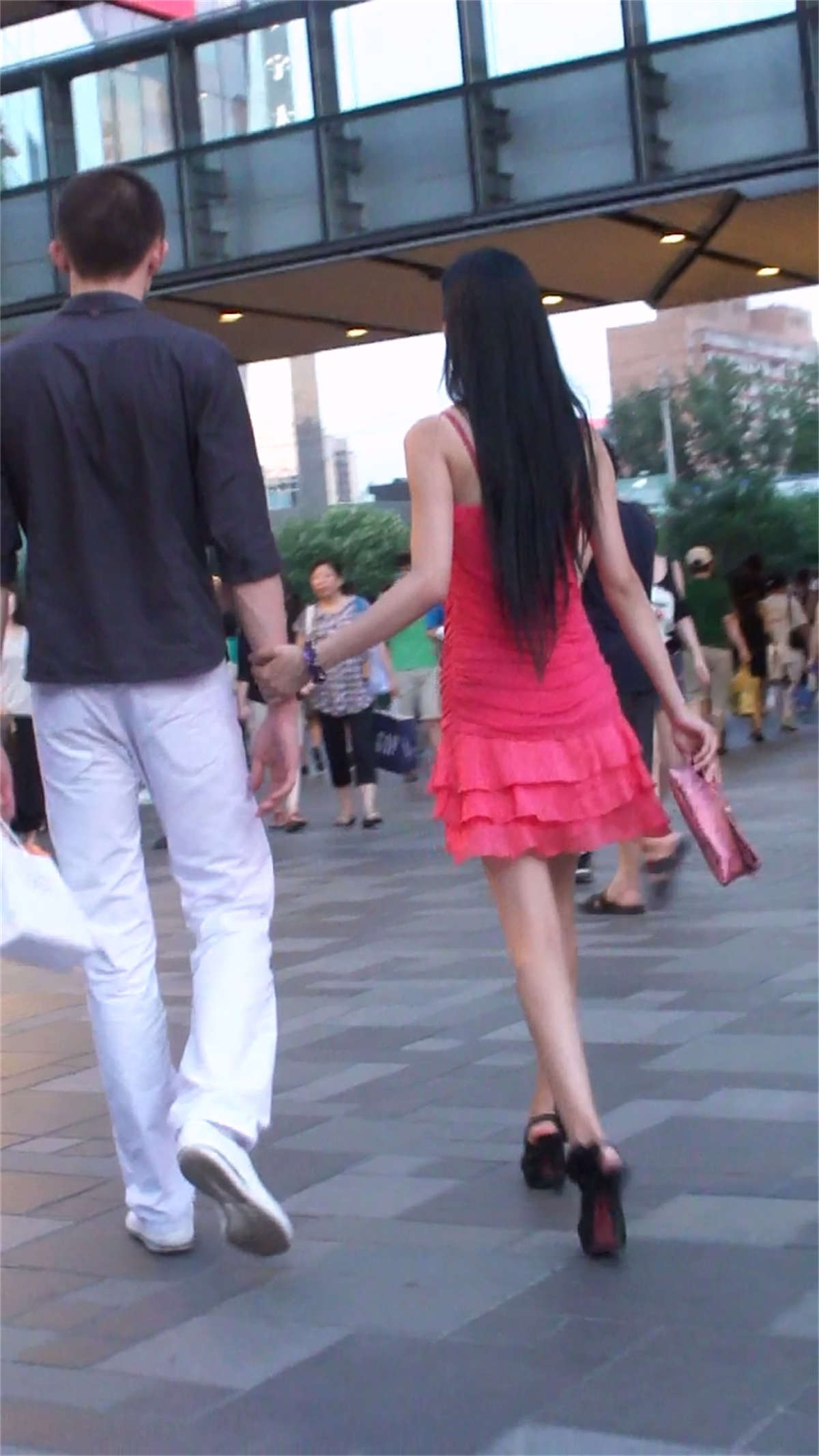 街拍性感红色吊带短裙美女-日更街拍
