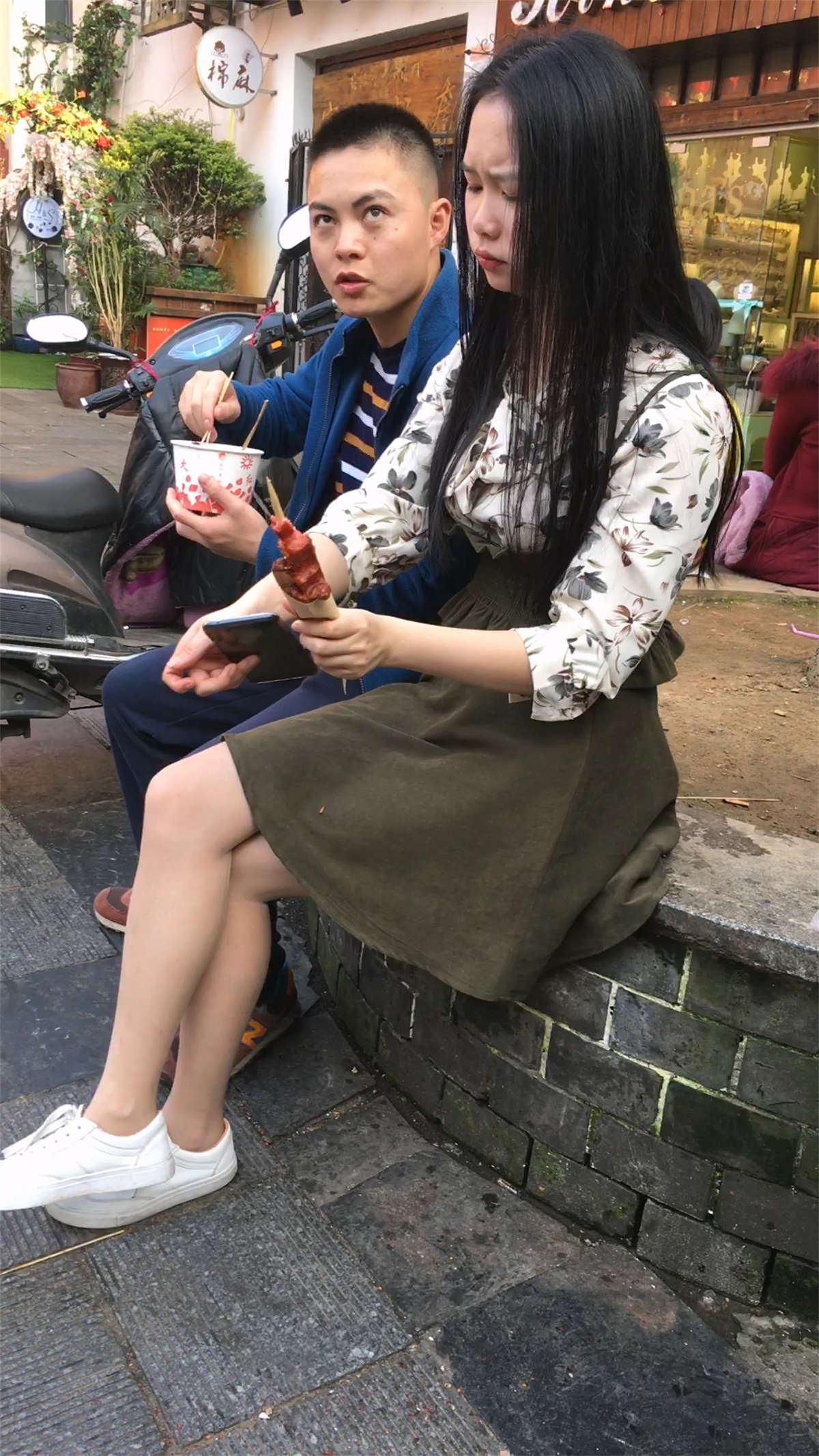 吃东西的大学生靓妹-日更街拍