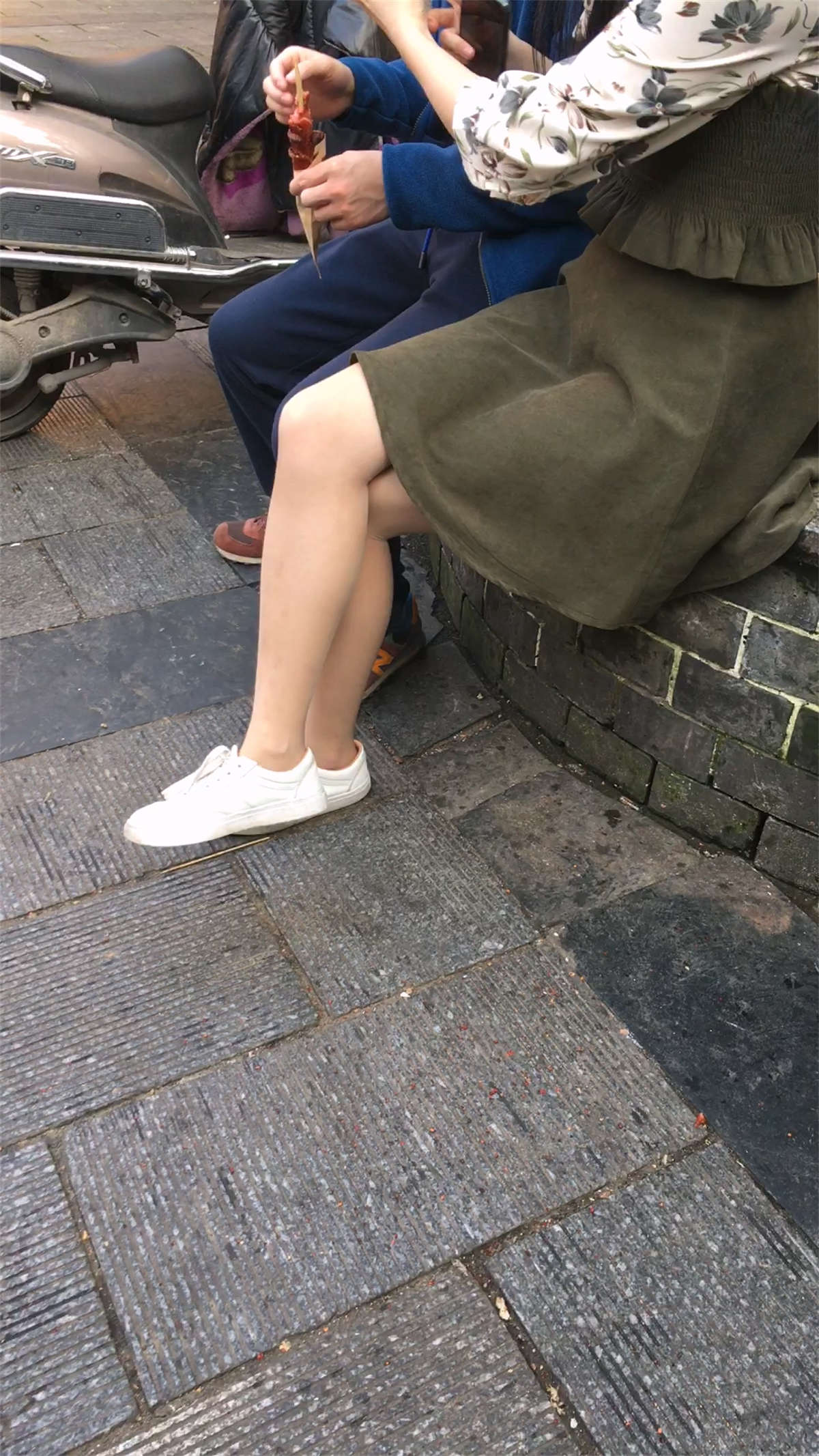 图片[2]-吃东西的大学生靓妹-日更街拍