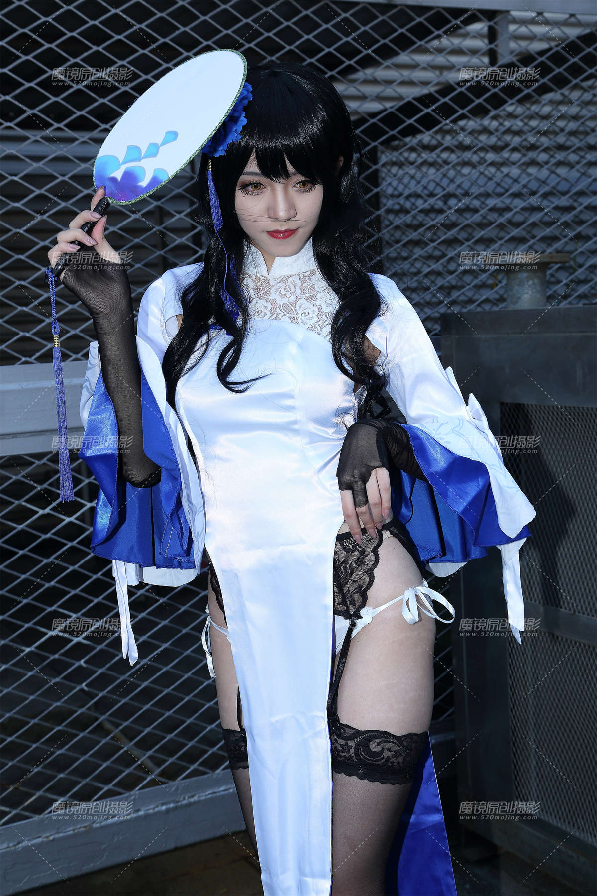 吊带黑丝大长腿Coser-日更街拍