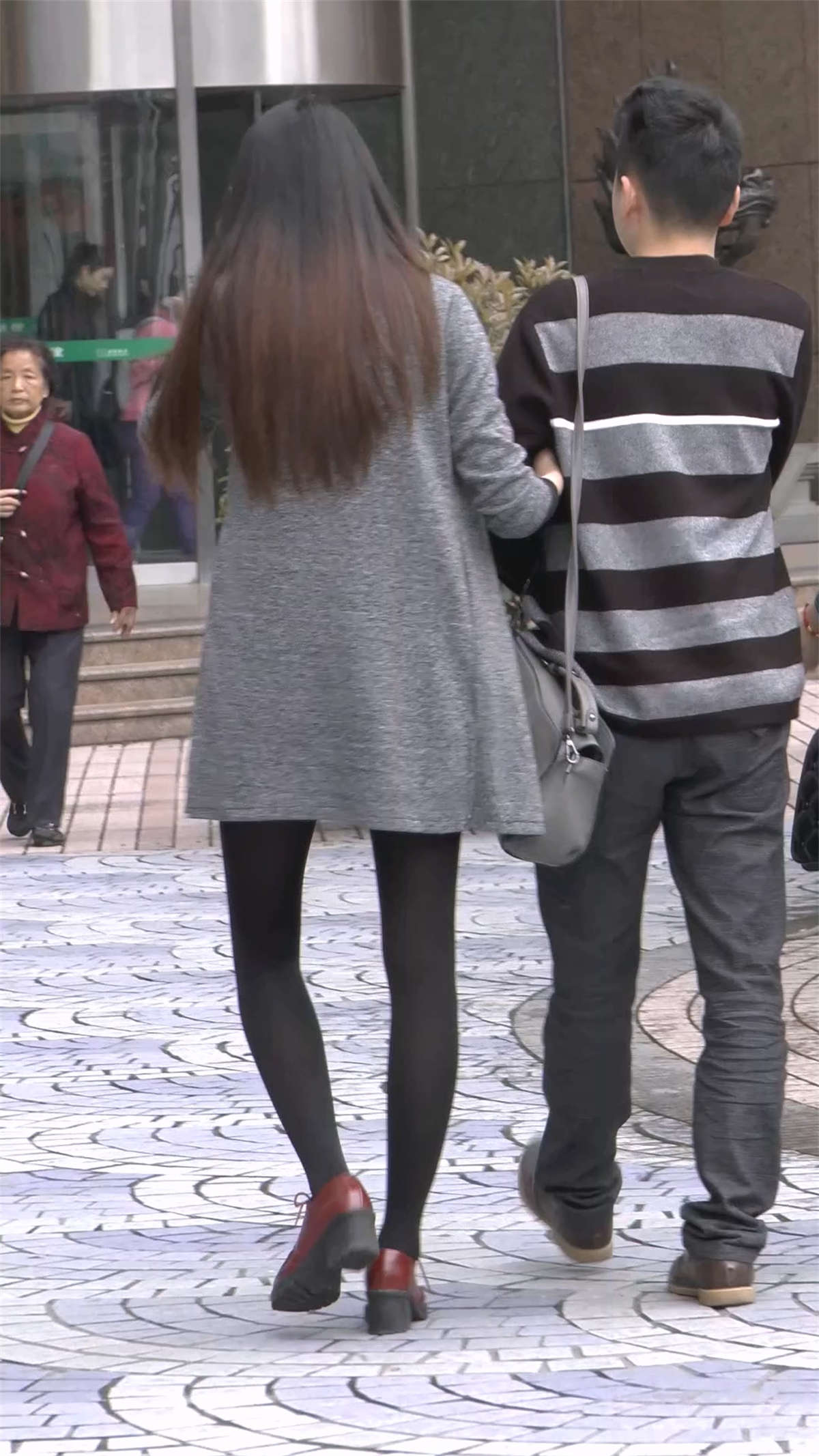 图片[2]-黑丝大长腿陪男友逛街-日更街拍