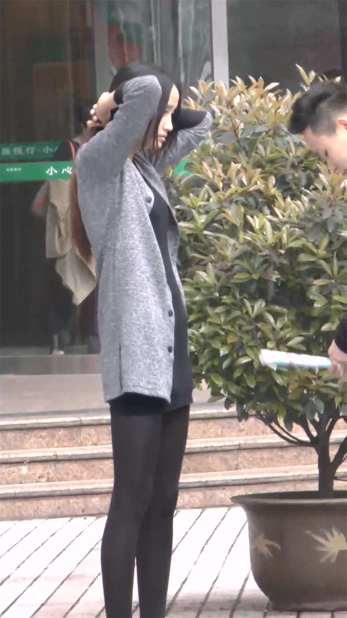 黑丝大长腿陪男友逛街-日更街拍