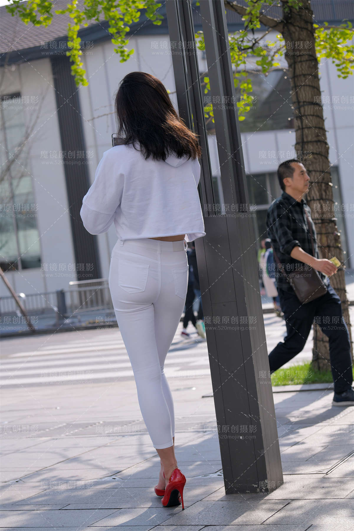 图片[2]-【街拍之魂模拍作品】紧身白裤-日更街拍