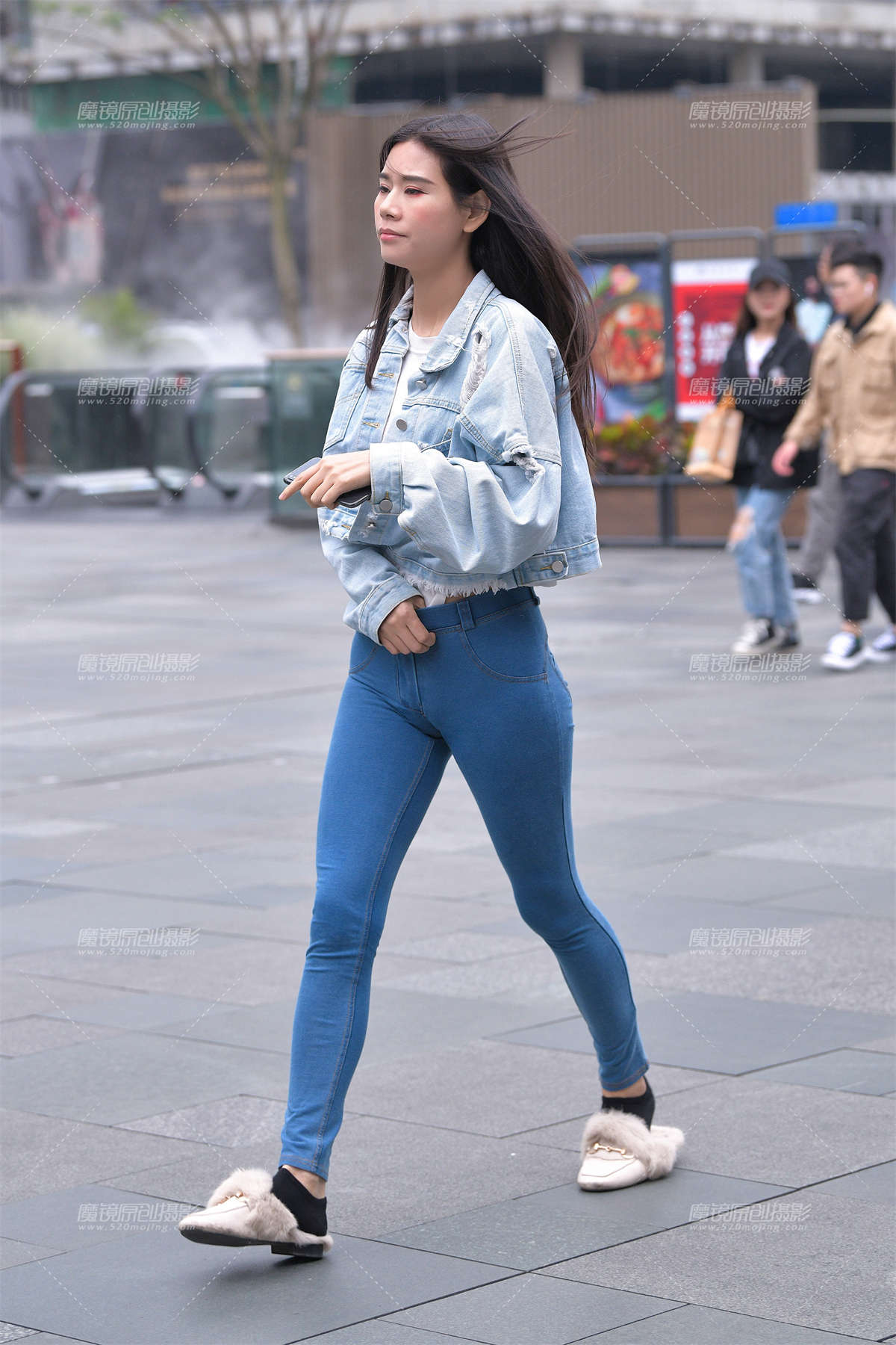 【视觉冲击赛贴】细雨中的蜜桃裤翘臀美眉-日更街拍