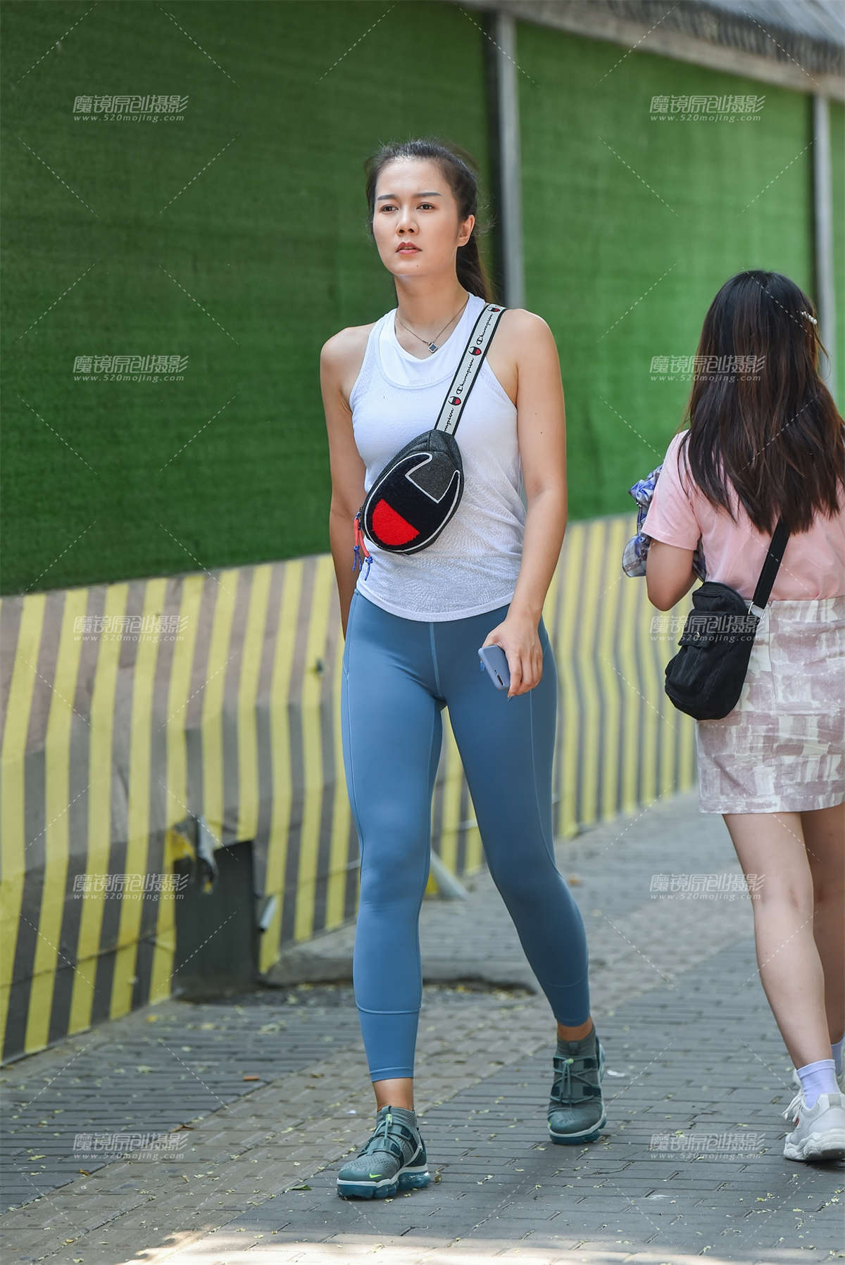 【赛德克赛帖】烈日下的高挑瑜珈美妇-日更街拍