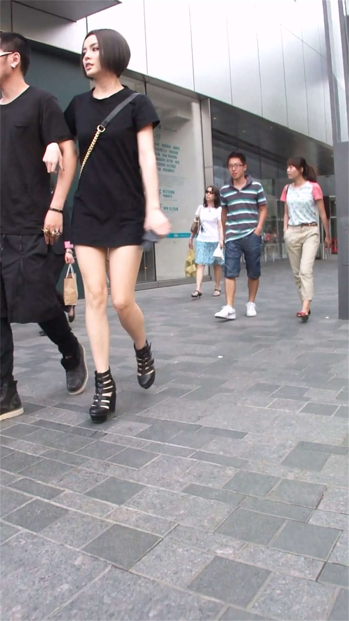 图片[2]-街拍性感露背装美女-日更街拍