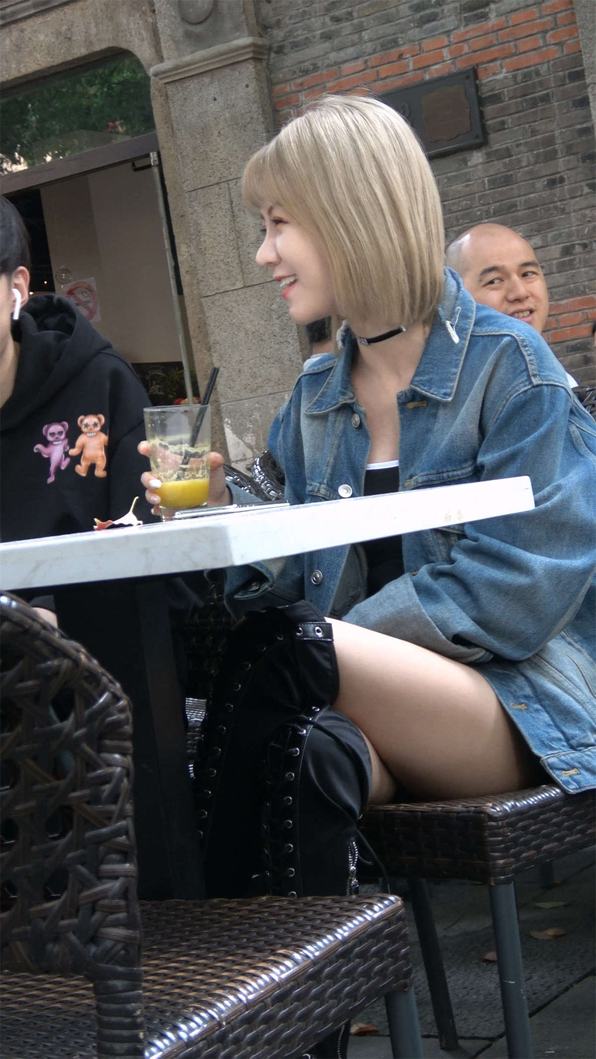 牛仔美腿黄发小妹-日更街拍