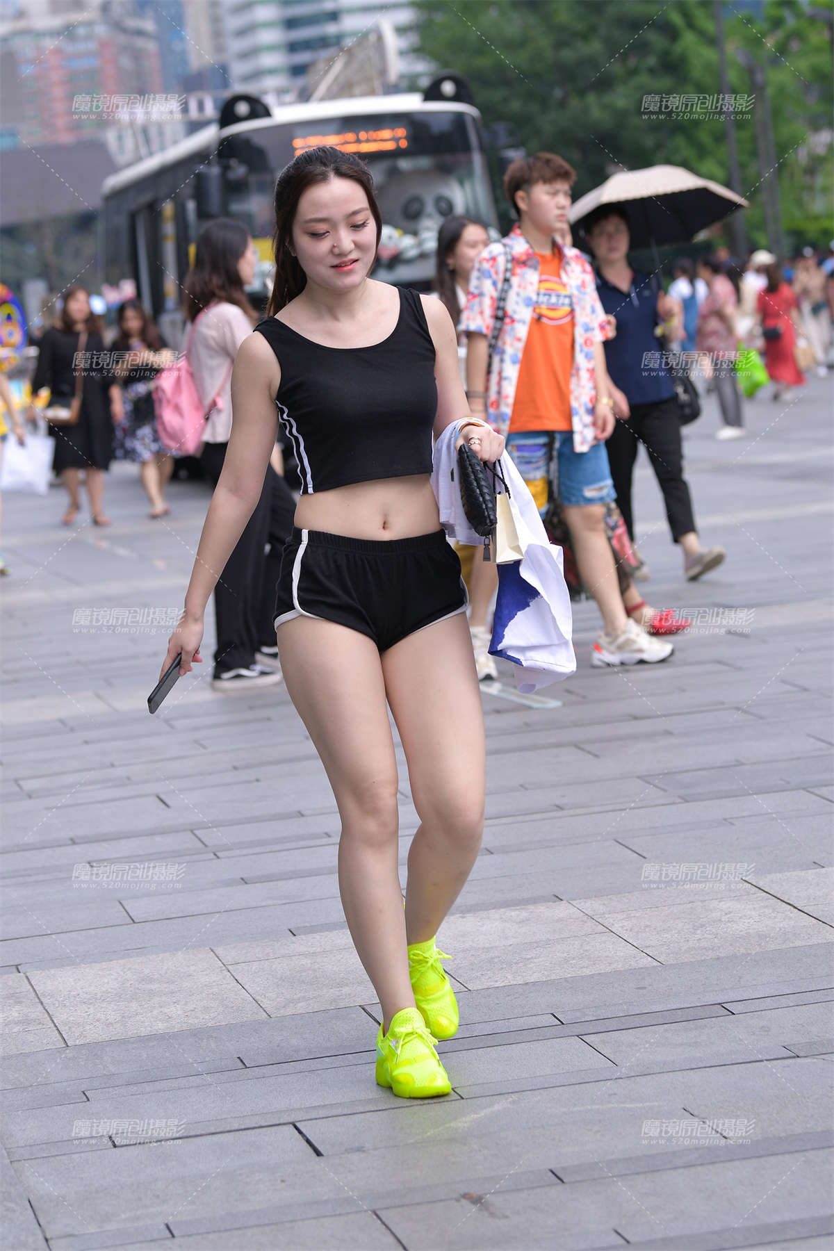 【视觉冲击赛贴】难得遇见的性感热裤套装美眉-日更街拍