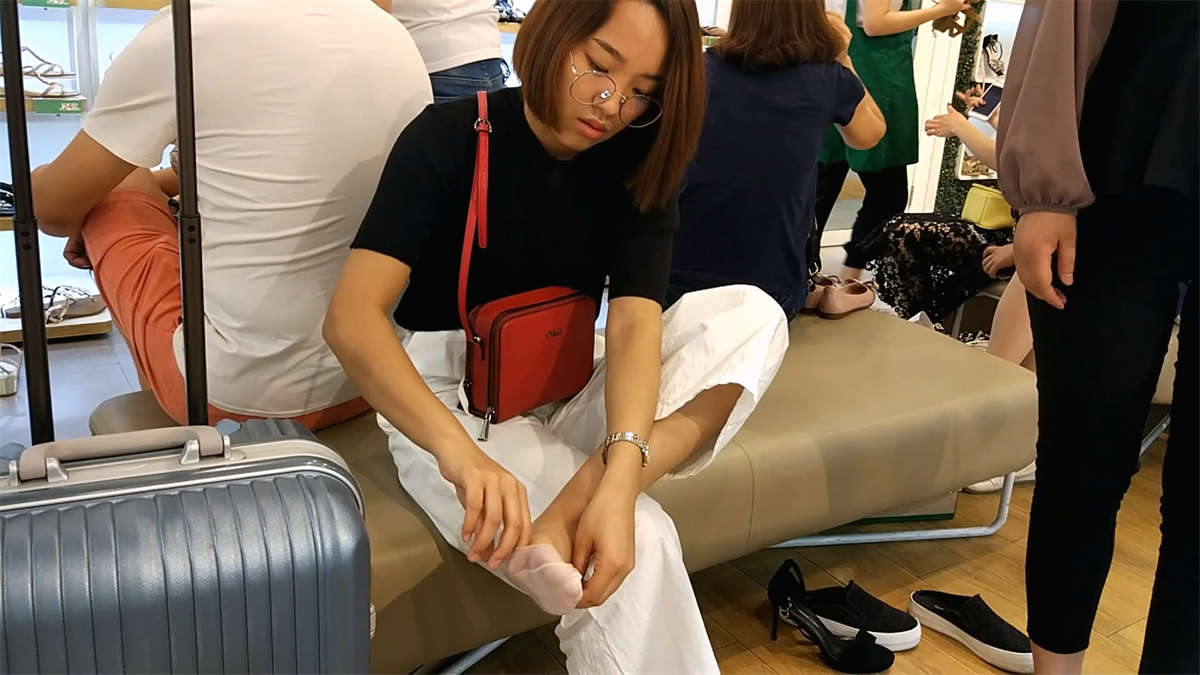 超多裸腿美腿美女试鞋-日更街拍