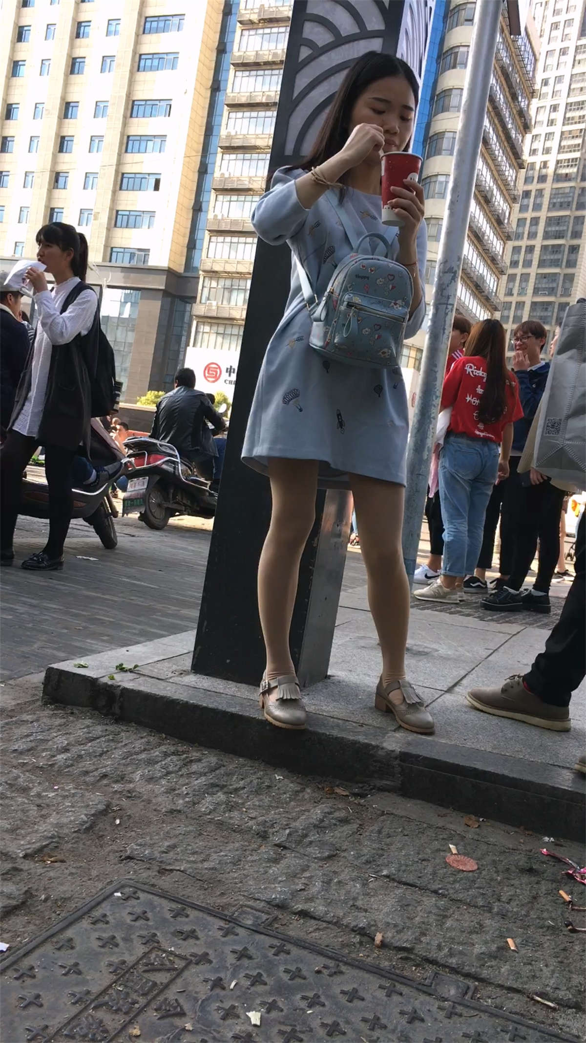 图片[2]-吃东西的女子-日更街拍