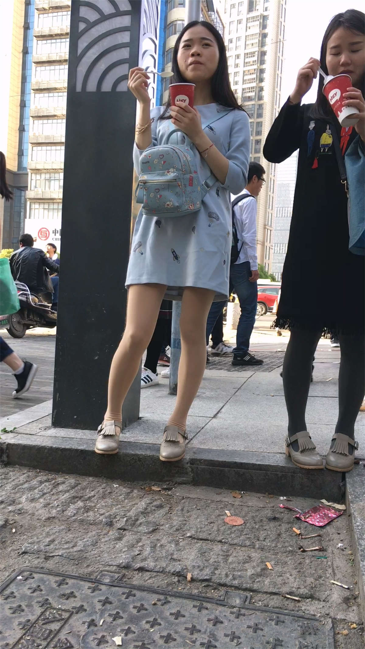 吃东西的女子-日更街拍