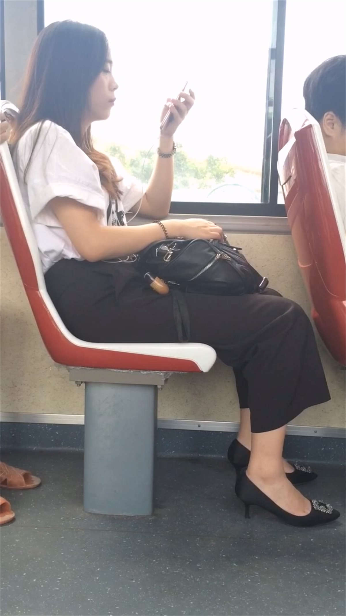公交车上的休闲长裤长发美女-日更街拍