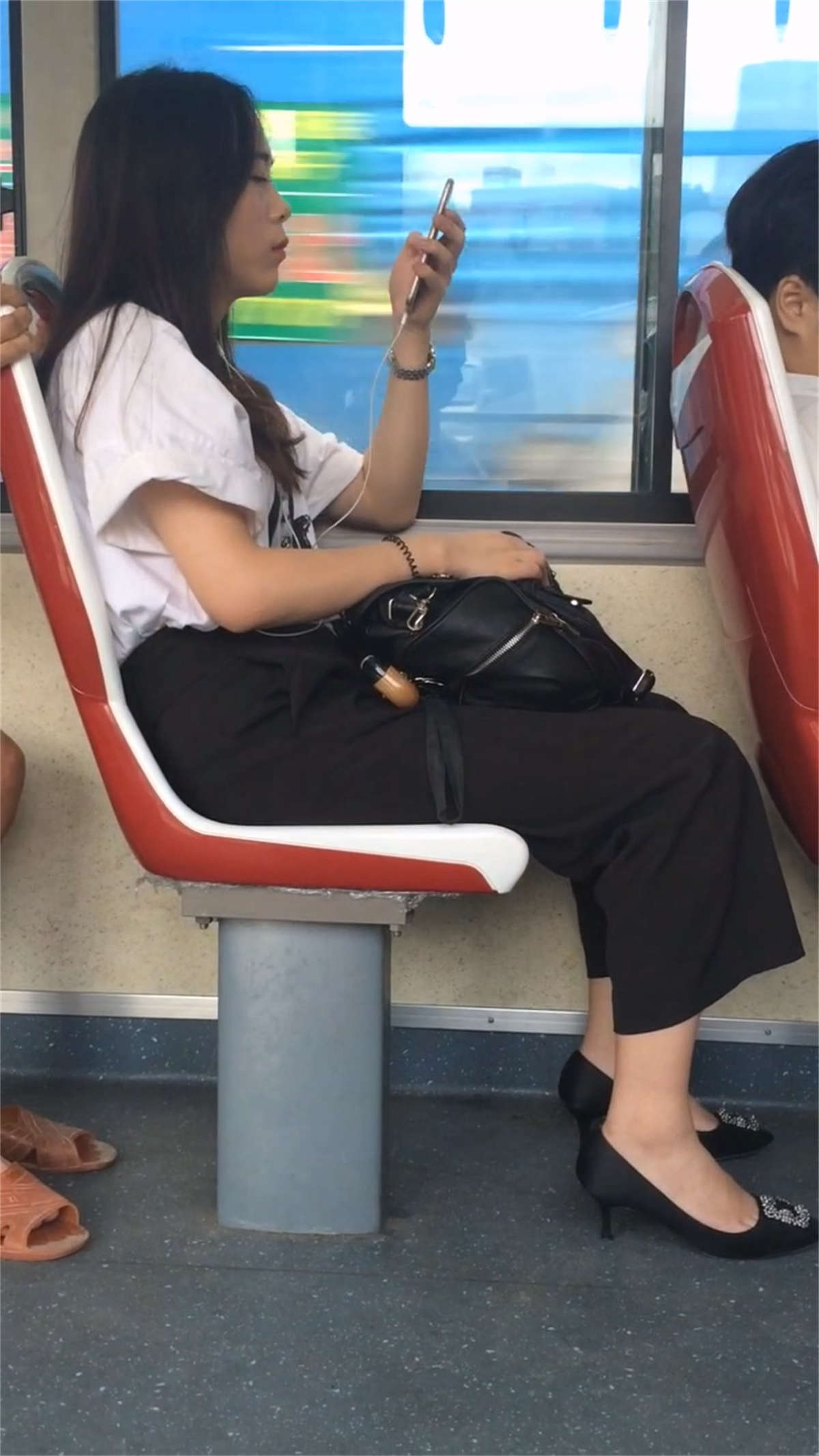 图片[2]-公交车上的休闲长裤长发美女-日更街拍