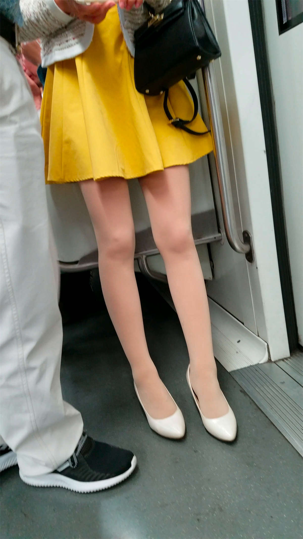 地铁上的靓女姐姐肉丝长腿高跟鞋-日更街拍