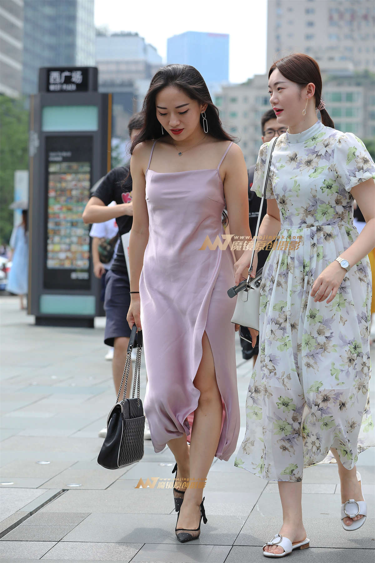 【视觉冲击赛贴】性感吊带裙，韵味的少妇-日更街拍