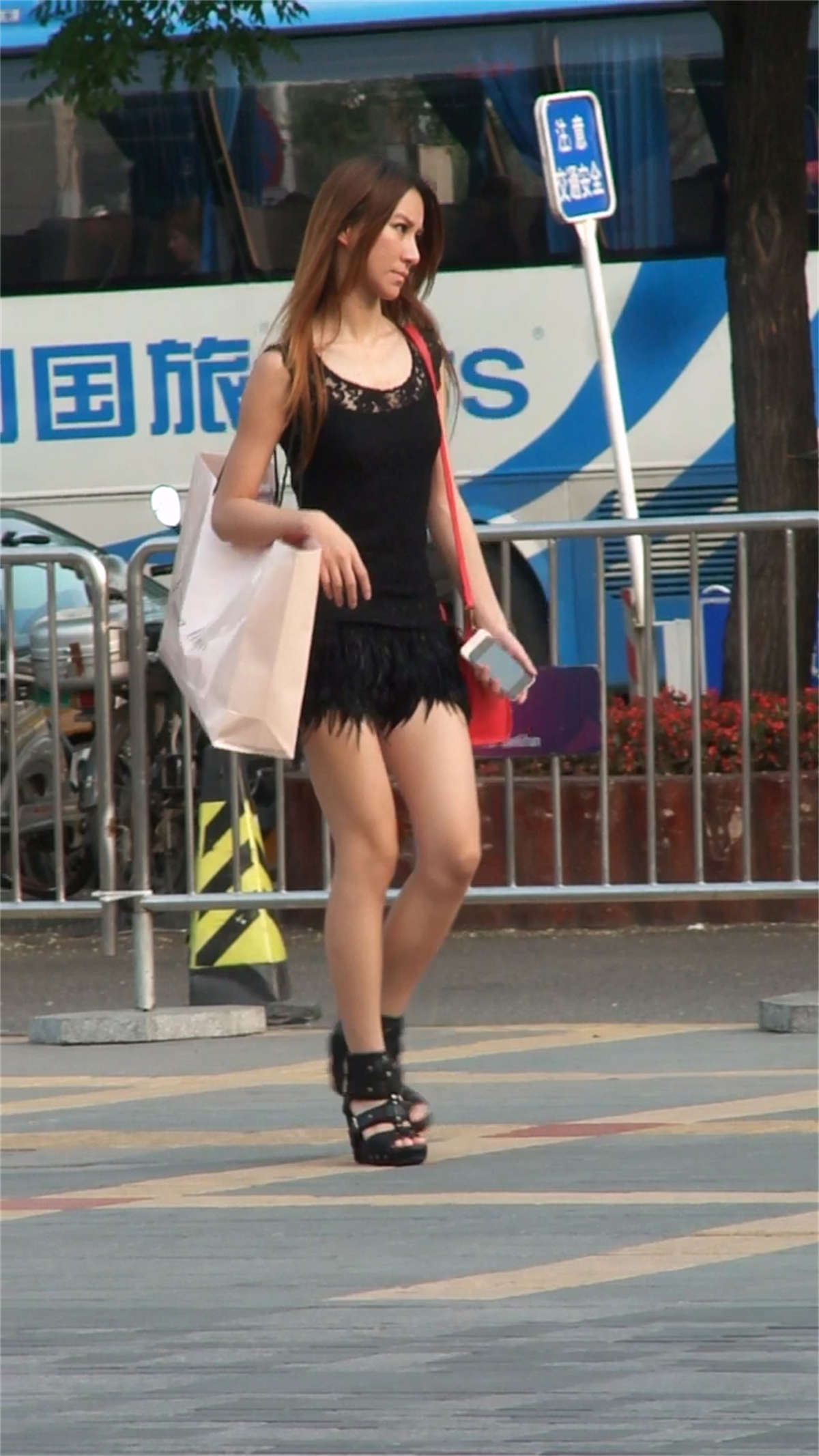 街拍性感时尚的超短裙美女-日更街拍