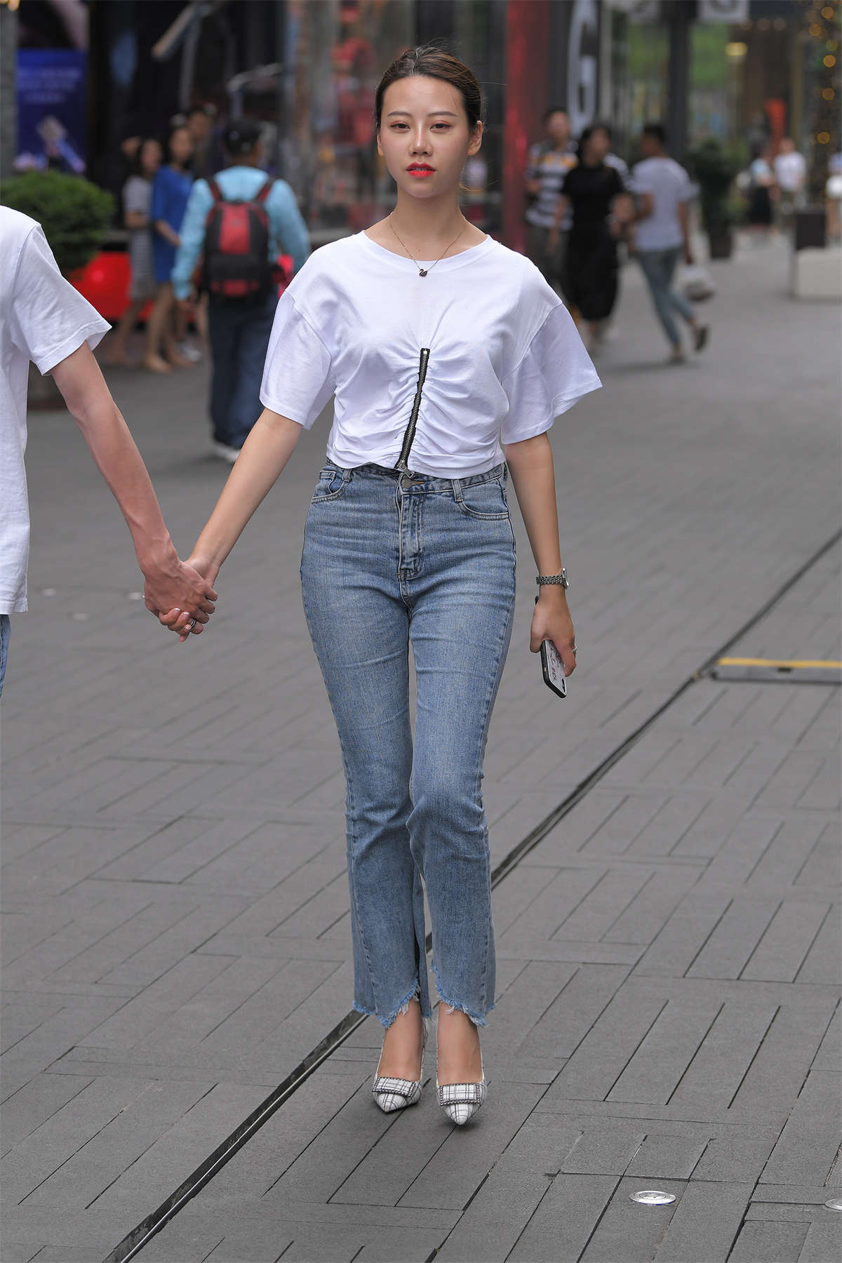 【视觉冲击赛贴】羡慕，牵着紧牛翘臀的漂亮女友-日更街拍