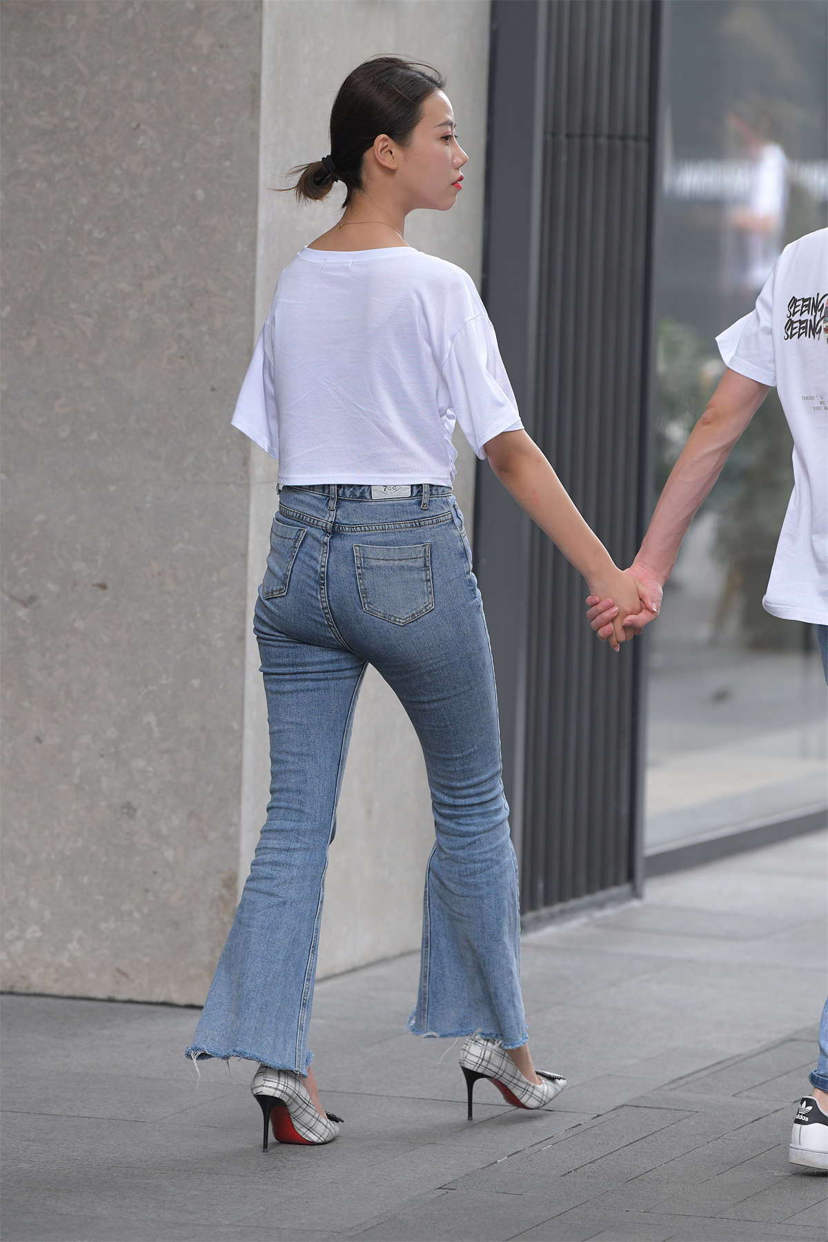 图片[2]-【视觉冲击赛贴】羡慕，牵着紧牛翘臀的漂亮女友-日更街拍