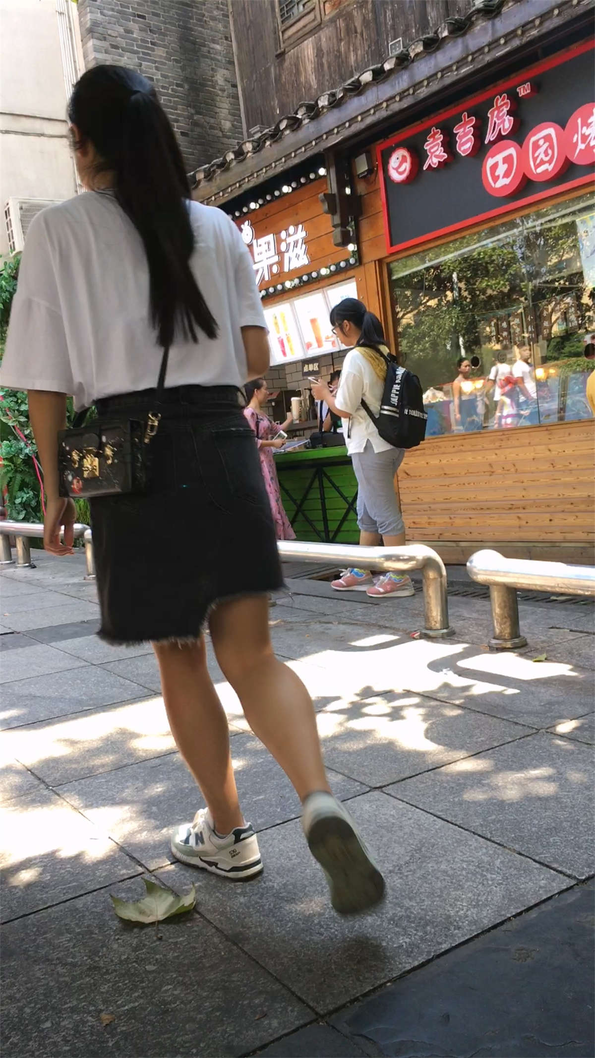 吃小吃的黑色短裙美女-日更街拍