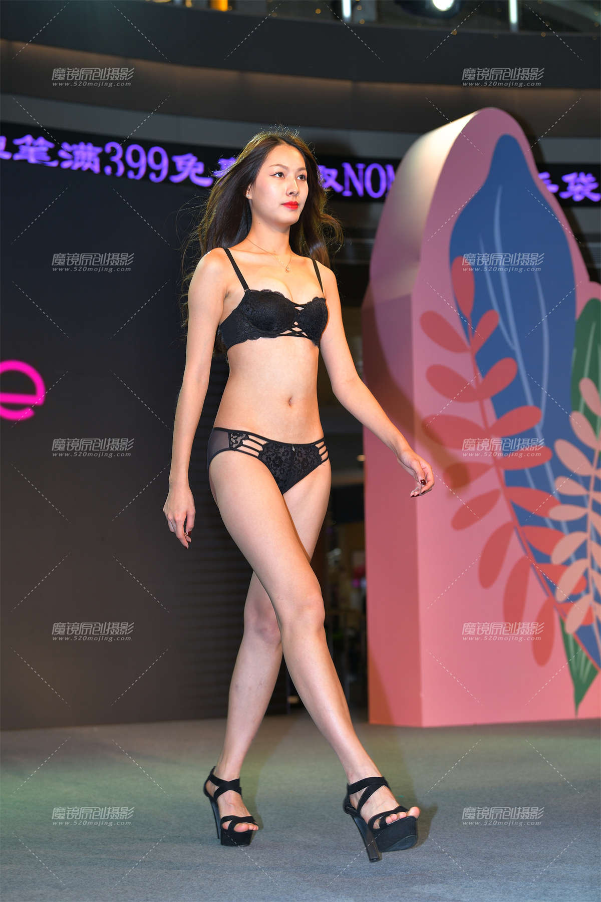 【视觉冲击赛贴】你会为她这套内衣点赞吗？-日更街拍