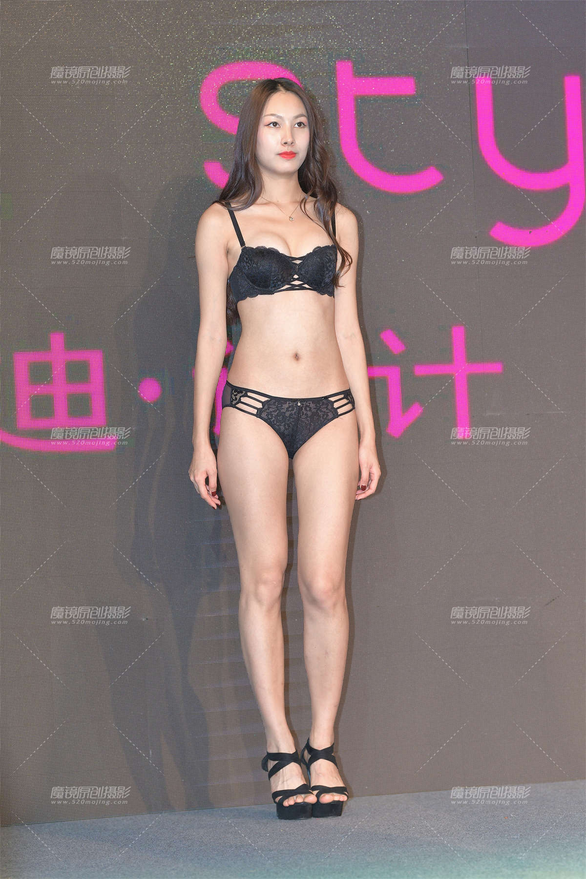 图片[2]-【视觉冲击赛贴】你会为她这套内衣点赞吗？-日更街拍