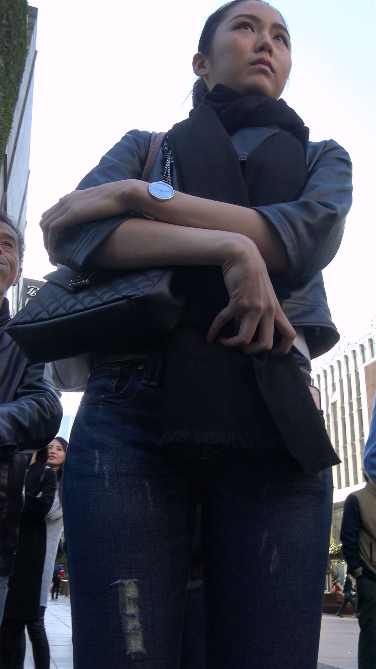 图片[2]-堪称完美身材街拍牛仔美臀女神-日更街拍