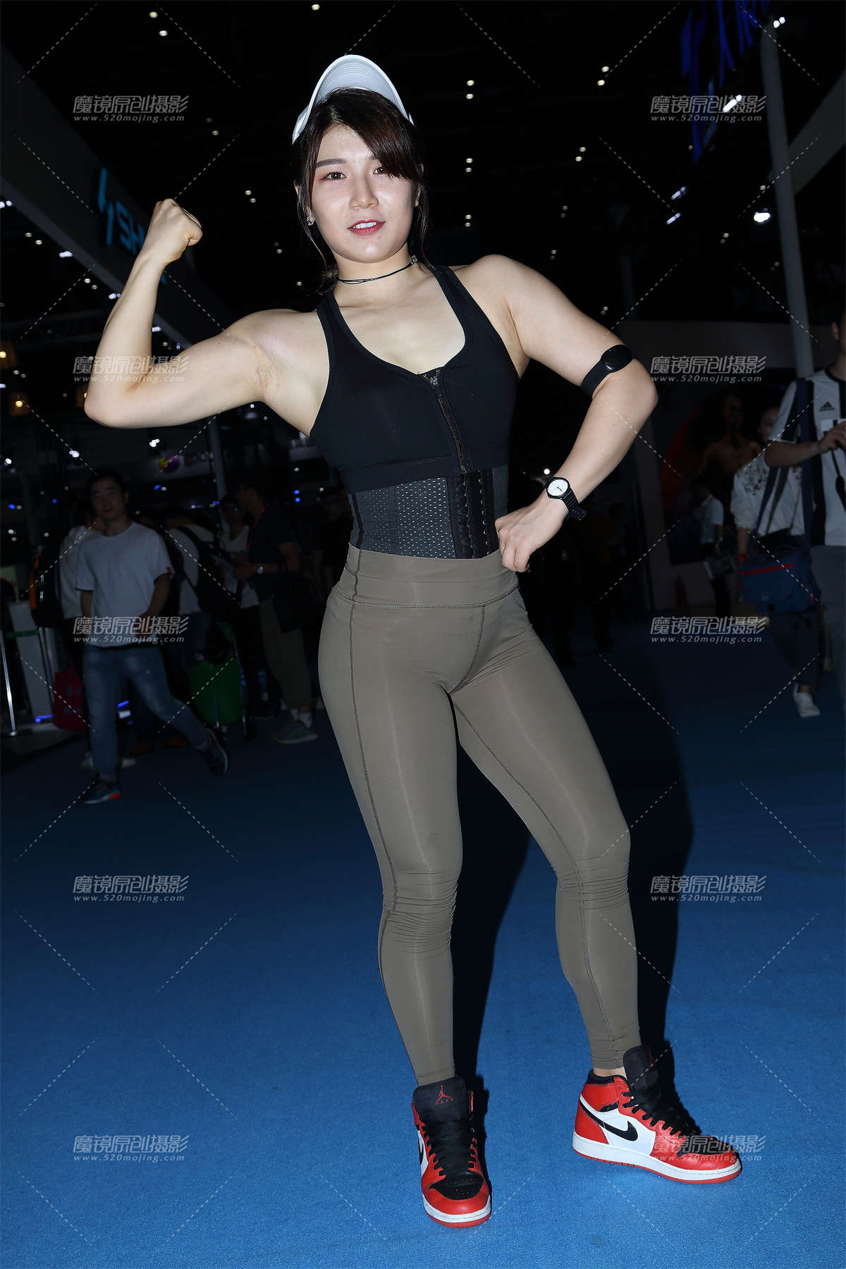 火辣美女在玩器械-日更街拍