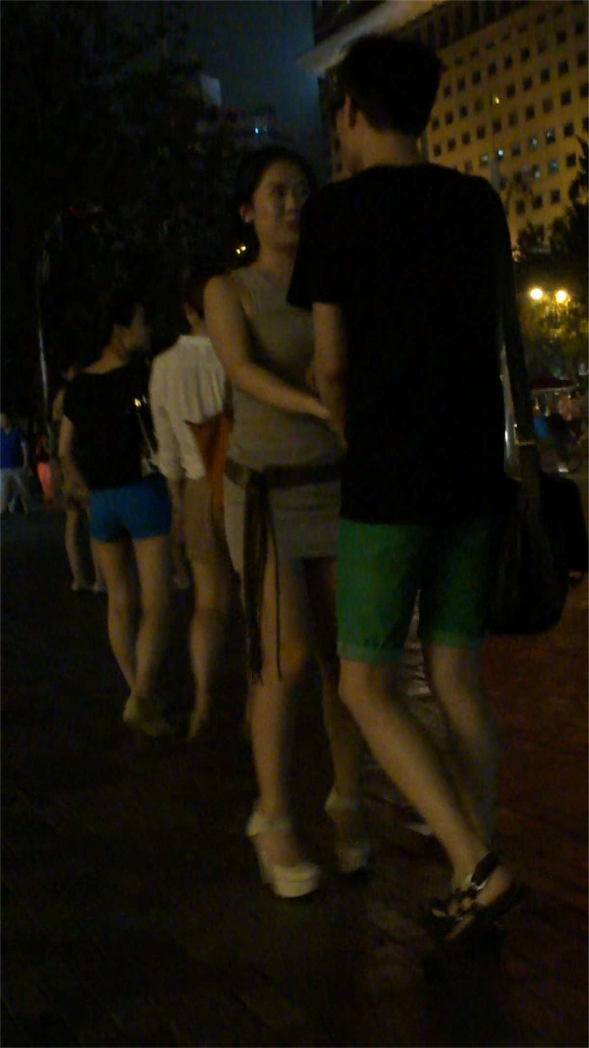 图片[2]-街拍性感诱人的包臀裙美腿-日更街拍