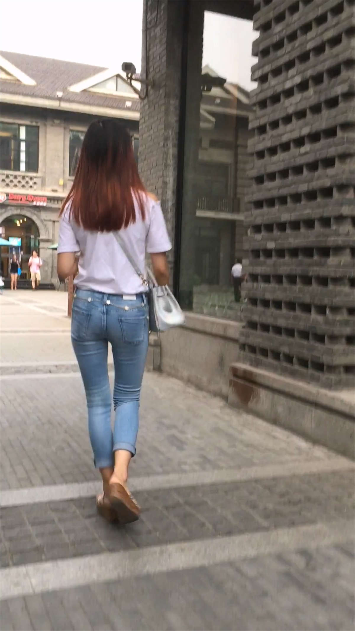 图片[2]-等男友的浅色小紧牛-日更街拍