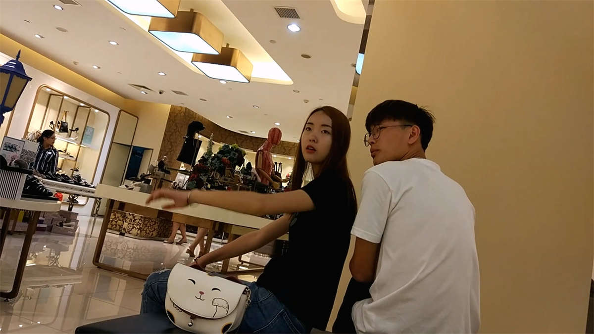 图片[2]-鞋店试鞋穿脱丝袜棉袜脚-日更街拍