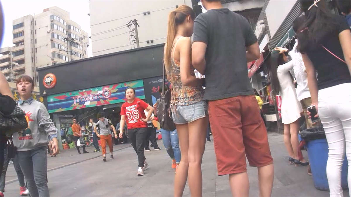 图片[2]-超级美丽的热裤美腿-日更街拍