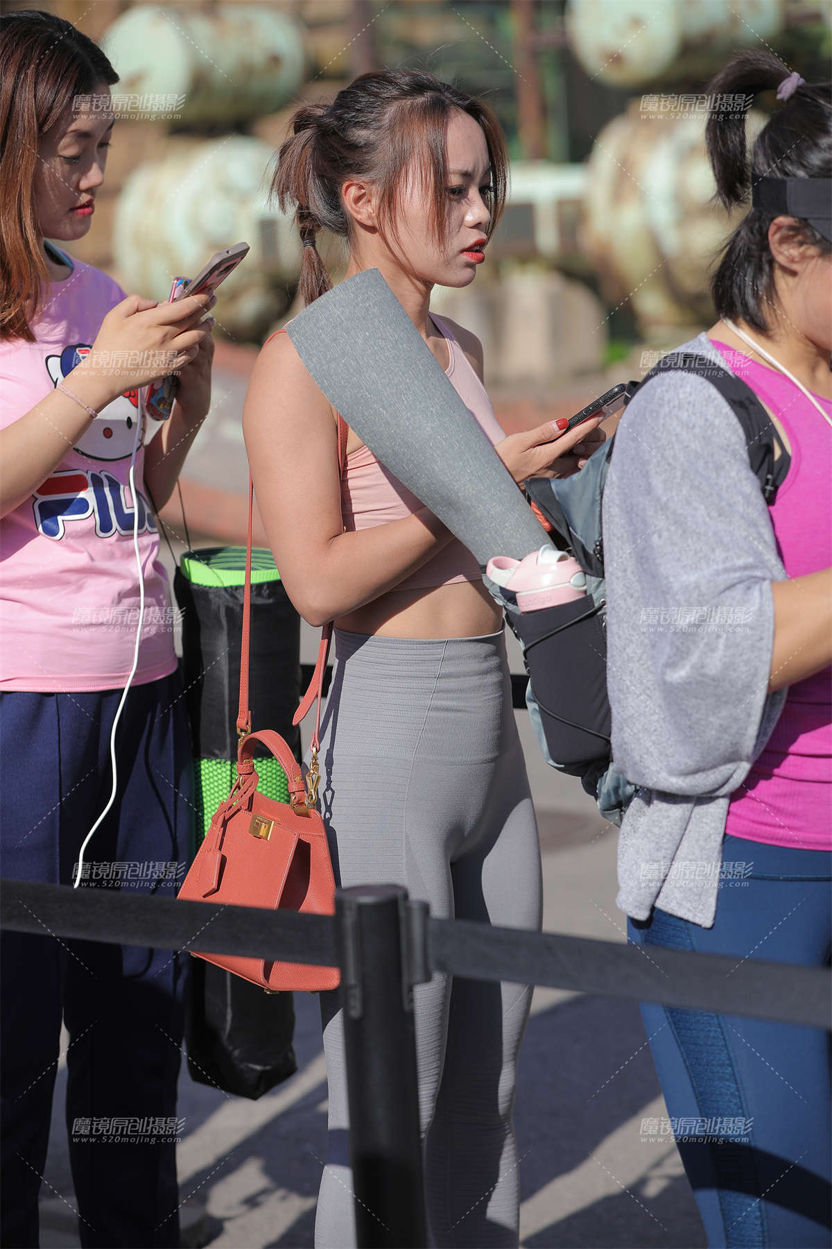 【视觉冲击赛贴】排队中的瑜伽小姐姐-日更街拍