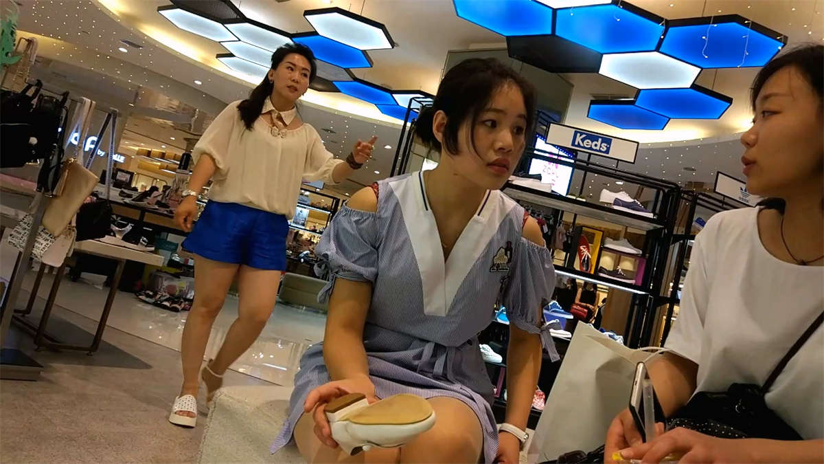 鞋店试鞋的肉丝脚-日更街拍