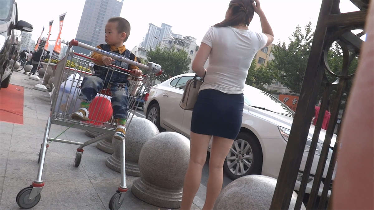 图片[2]-购物后等车的的短裤美女-日更街拍