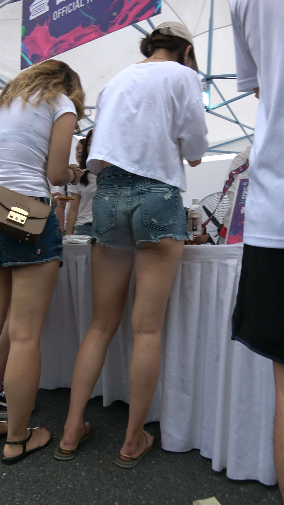 青春气息牛仔热裤白T恤街拍美女小姐姐-日更街拍