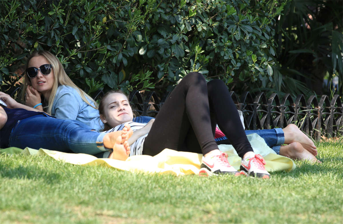 图片[2]-踏青公园街拍系列No.1119 金发西女自然会有一双瘦瘦长长的好脚-日更街拍