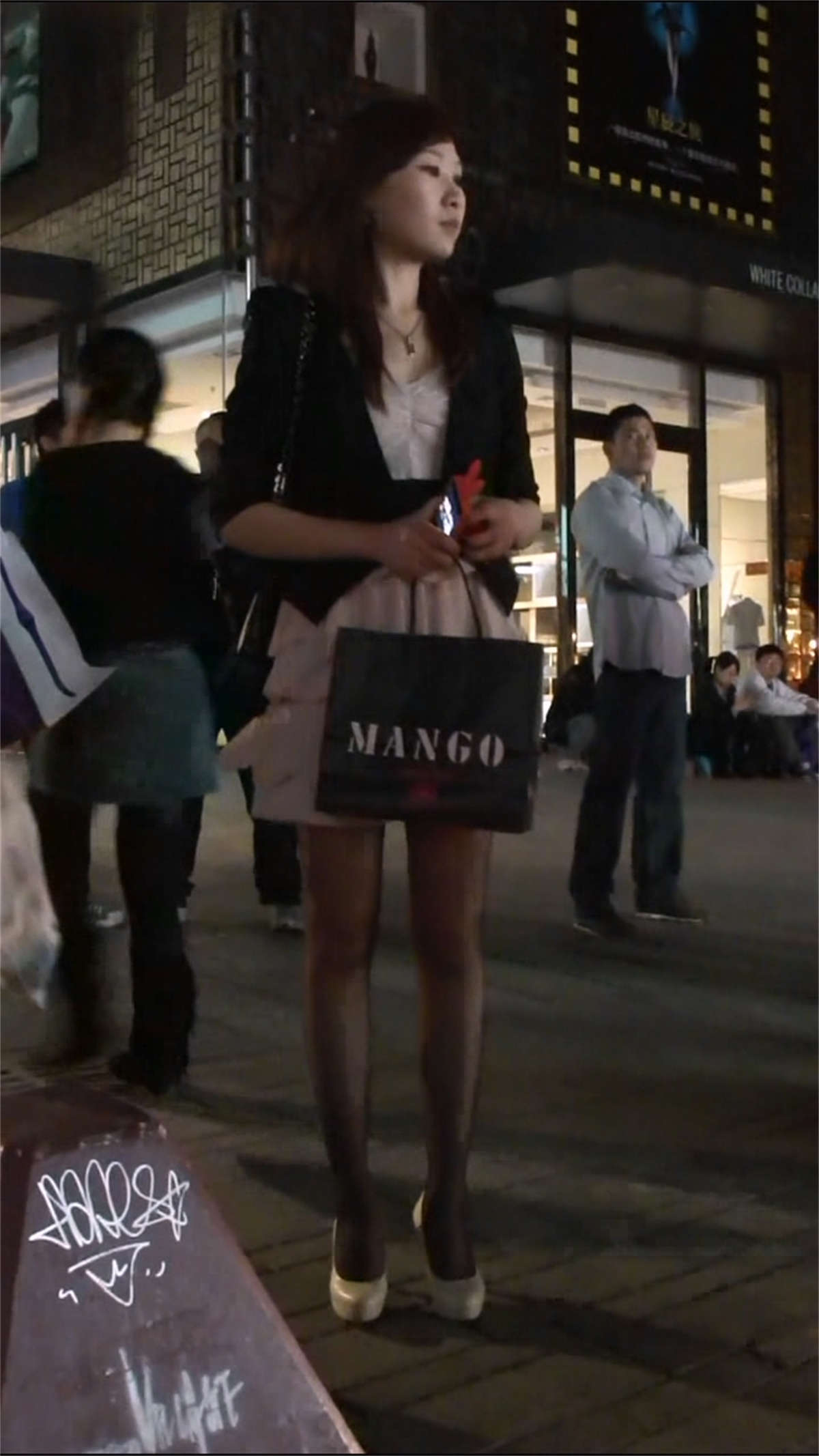 图片[2]-街头打车的极品黑丝MM-日更街拍