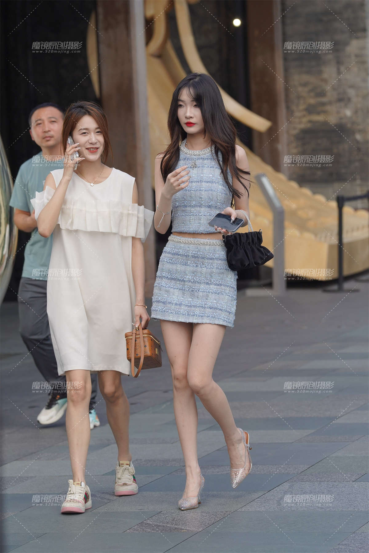 白皙长腿美眉-日更街拍