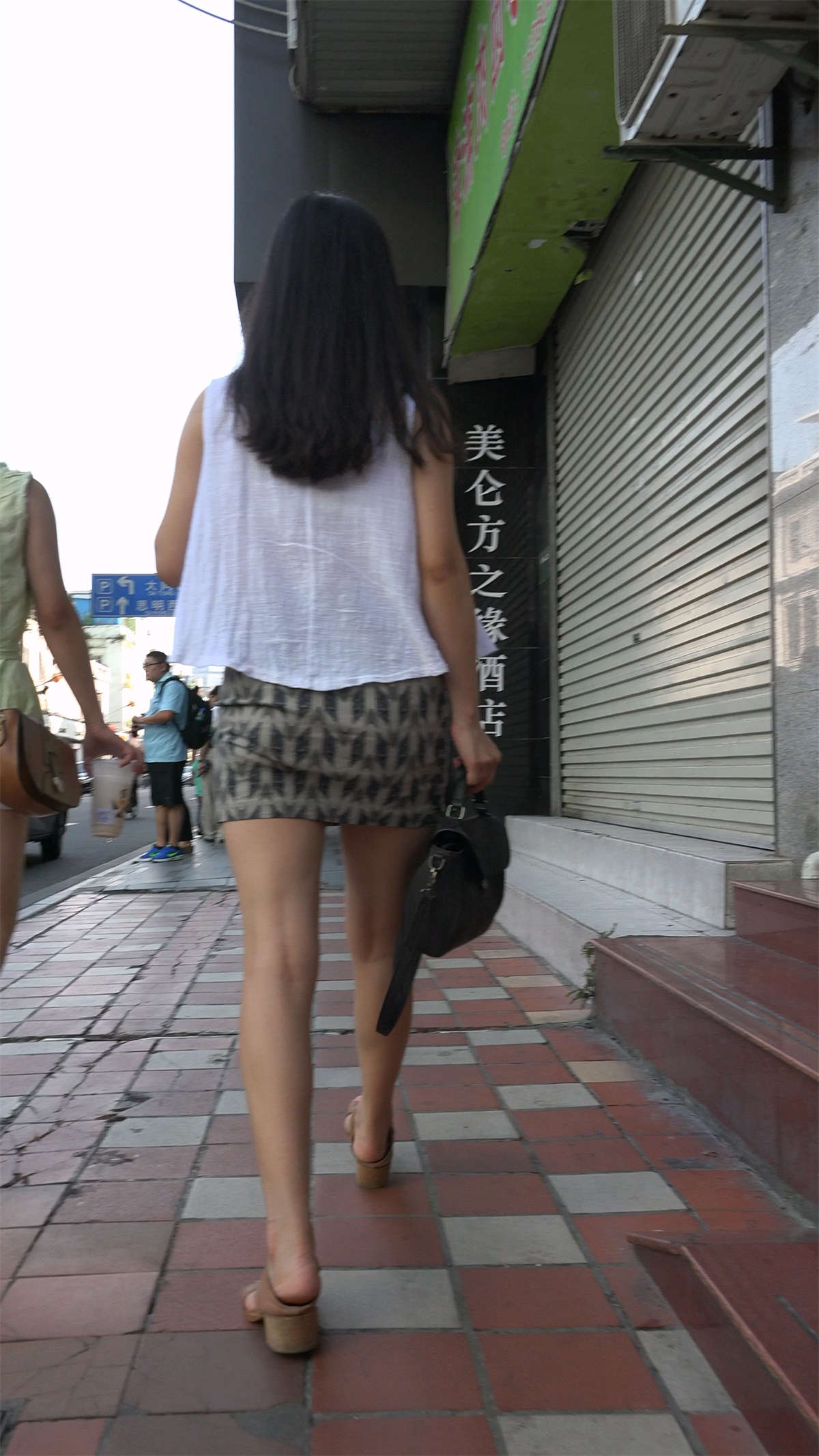 图片[2]-豹纹超短裙性感美女-日更街拍