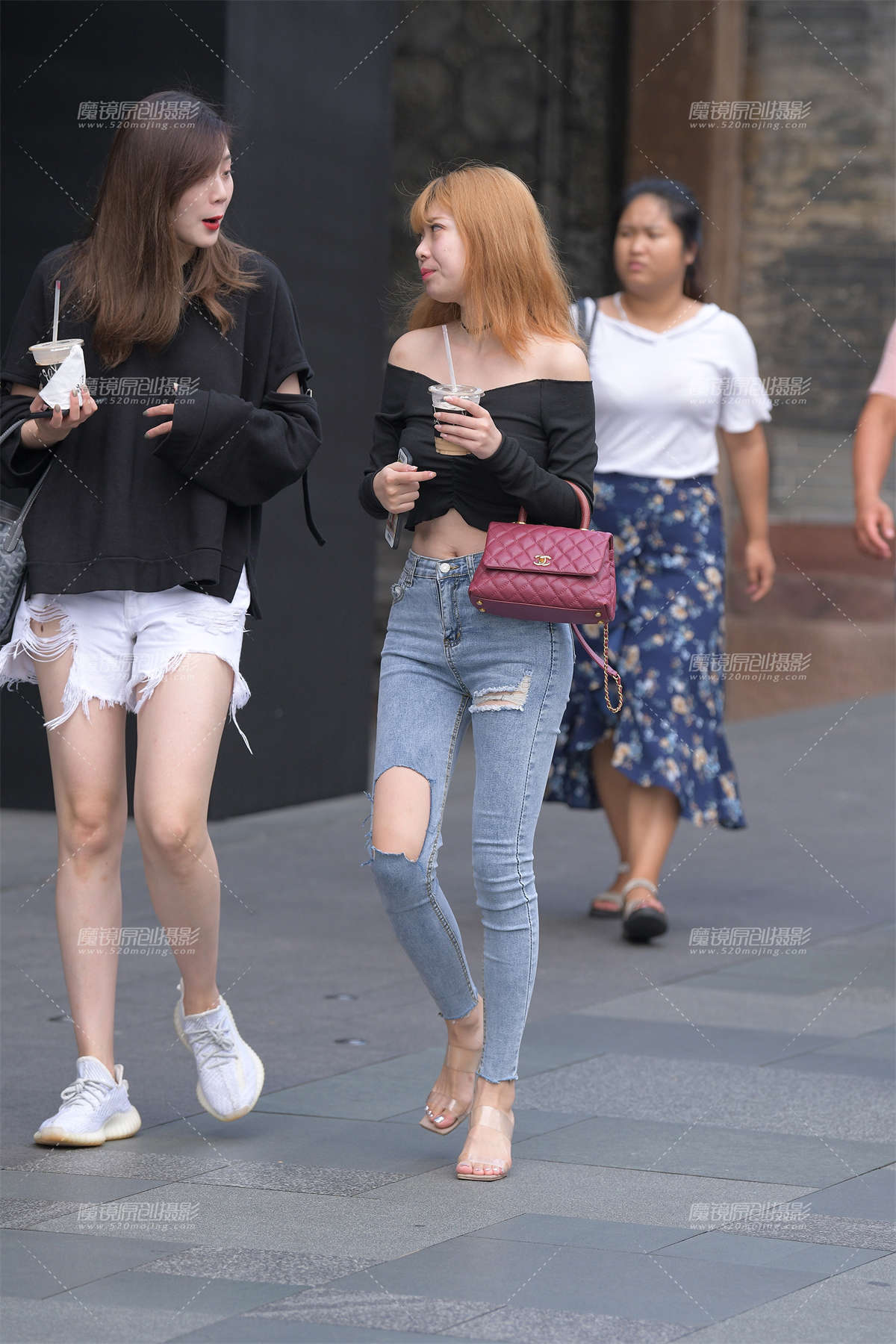 【视觉冲击赛贴】破洞铅笔紧牛翘臀闺蜜-日更街拍