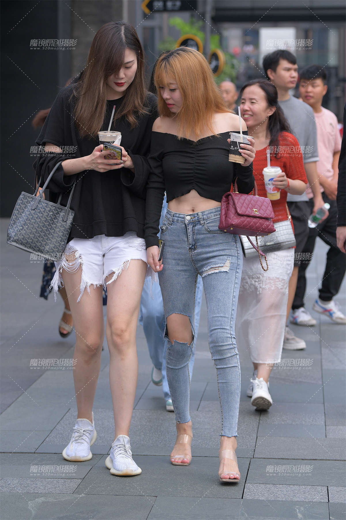 图片[2]-【视觉冲击赛贴】破洞铅笔紧牛翘臀闺蜜-日更街拍