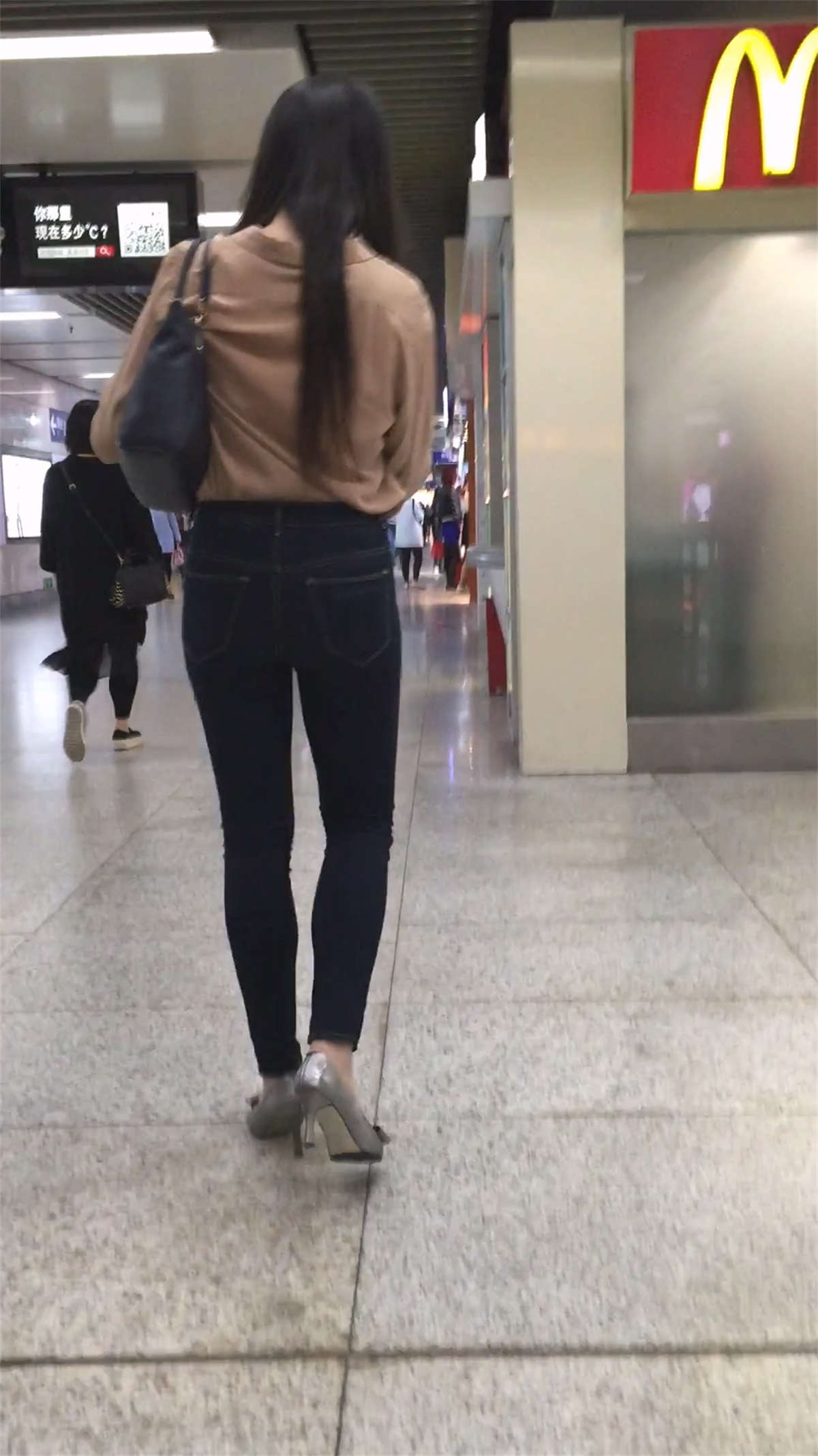 图片[2]-前后饱满深蓝拍到不容易-日更街拍