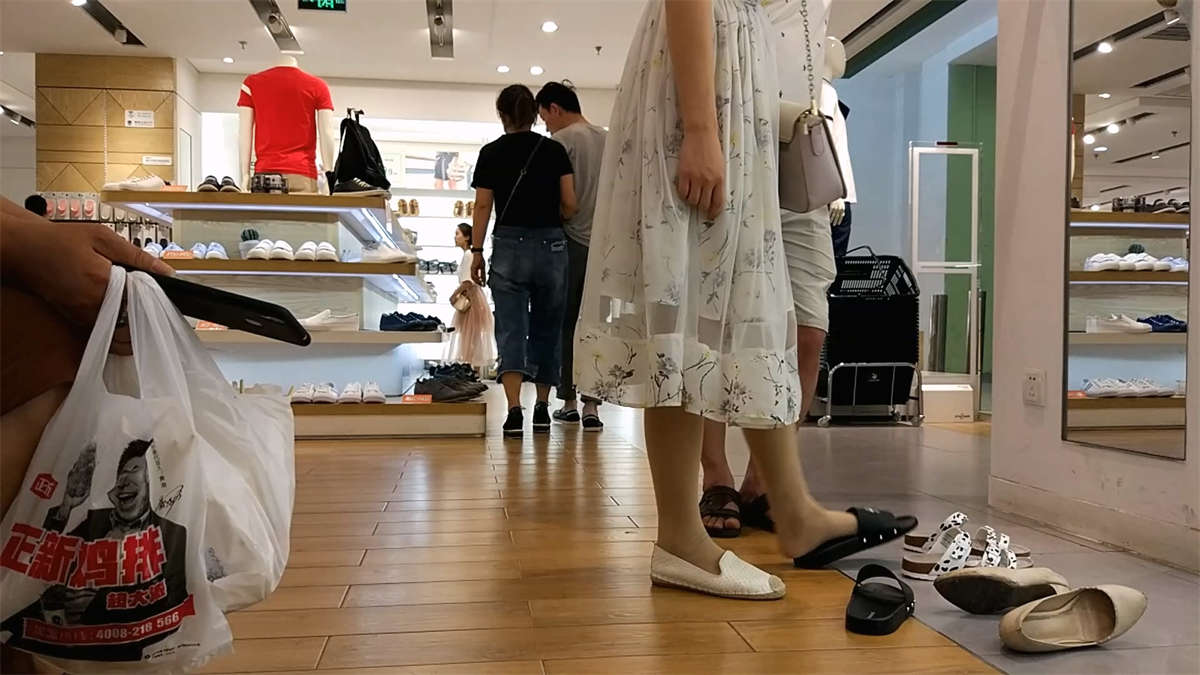 图片[2]-鞋柜试鞋的连衣裙小妹-日更街拍