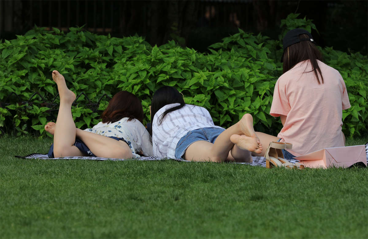 图片[2]-踏青公园街拍系列No.1313 裸足主打，棉袜点缀，三个女生玩出种种俏皮美姿让人目不睱接 第5套-日更街拍