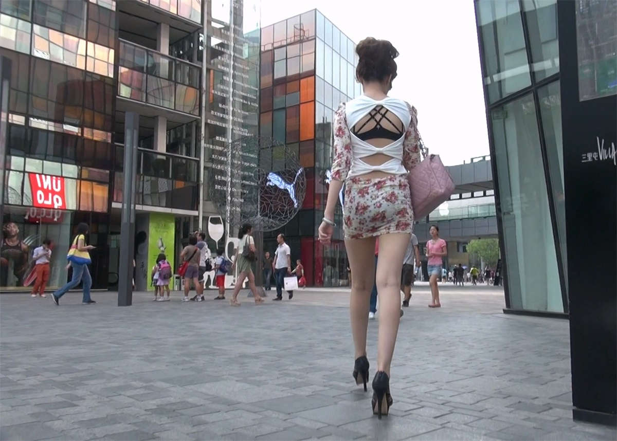 图片[2]-穿着性感开放包臀的花裙美少妇-日更街拍