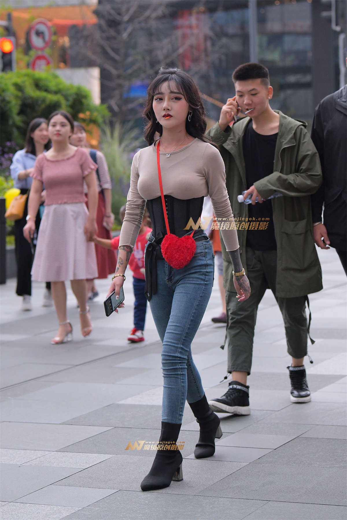 【街拍之魂赛帖】年龄小，身材好-日更街拍